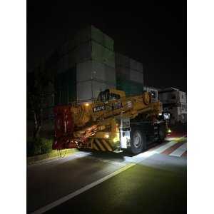 夜間によるショベルカーの荷揚げです